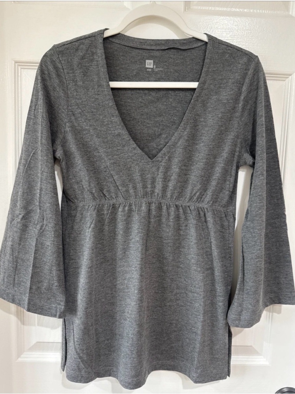 GAP Women's Small 3/4 Sleeve V-Neck Babydoll Tee Gray NWOT